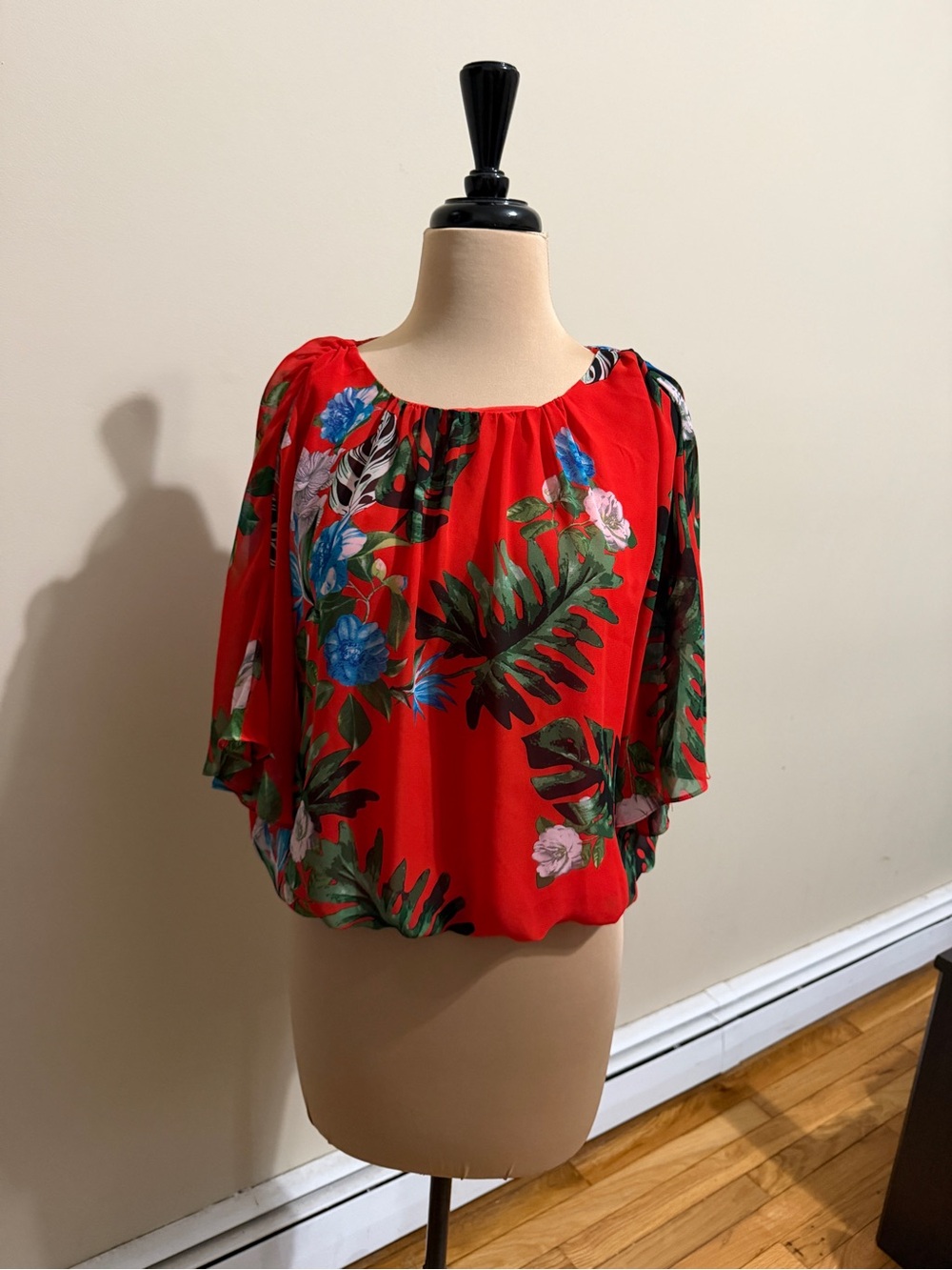 Vince Camuto women’s floral balloon hem top. EUC.